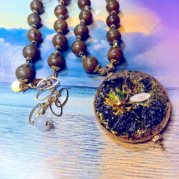 Olive Green Jade Necklace Pendant Gold Tone With Beetle - Picture 5 of 7